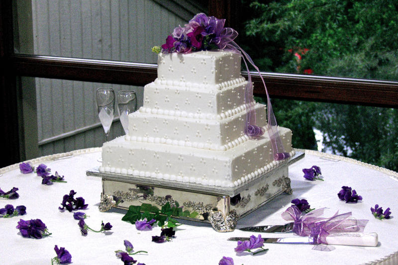 4-tier-purple-flowers-wedding-cake